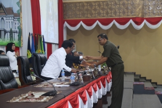 Alex Guspeneldi juru bicara inisiator menyerahkan jabawan kepada Pimpinan DPRD Kepri dan Gubernur Nurdin