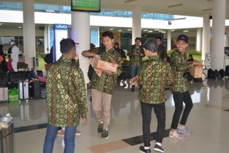 Anak-anak Perwakilan 14 Panti Asuhan di Tanjungpinang saat Menunggu Keberangkatan Pesawat di Bandara Raja Haji Fisabilillah