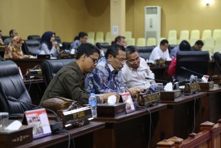 Anggota DPRD Kepri Iskandarsyah, Onward Siahaan dan Sahat Sianturi saat sidang paripurna