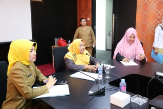 Anggota DPRD Kepri Susilawati didampingi Kepala P3APPKB Kepri Misni saat dialog dengan LPP Kepri