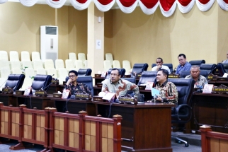 Anggota DPRD Kepri serius mengikuti jalannya sidang