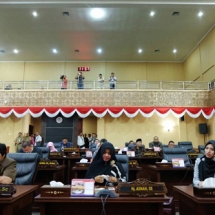 Anggota DPRD Kepri serius mengikuti jalannya sidang