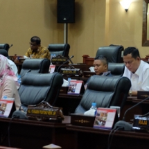 Anggota DPRD Kepri terlihat serius mengikuti jalannya sidang