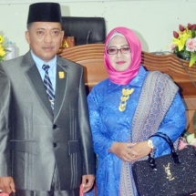 Anggota DPRD Natuna Yohanis usai pelantikan berfoto bersama Istri