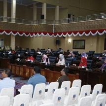 Anggota DPRD serius mengikuti sidang paripurna