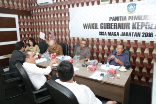 Anggota Panlih Sirajudin Nur (kemeja putih) serius menyampaikan pendapat dalam rapat