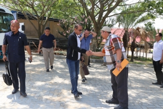 Anggota Pansus LKPj Wan Norman Edi menyalami pengurus masjid