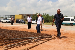 Anggota pansus Eri Suwandi meninjau pembuatan kerangka besi