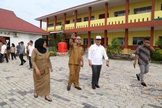 Atmadinata menjelaskan tentang sekolah kepada Taba Iskandar