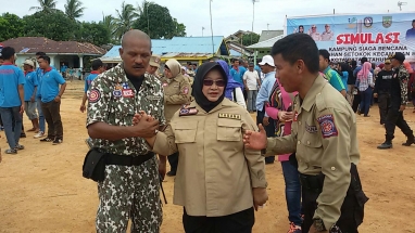 Bunda Tagana Kepri Noor Lizah Nurdin Basirun Didampingi Ketua FK Tagana Provinsi Muhammad Tegar dan Anggota Tagana Rudi Meninjau Simulasi KSB di Setokok