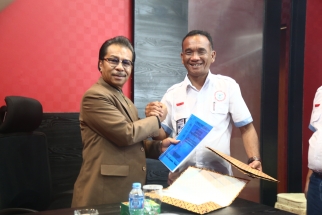 DPP LSM Berlian menyerahkan berkas kepada Ketua DPRD Kepri Jumaga Nadeak