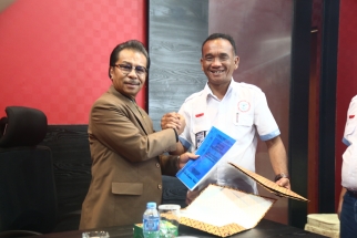 DPP LSM Berlian menyerahkan berkas kepada Ketua DPRD Kepri Jumaga Nadeak