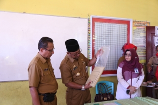 Didampingi Kadis Pendidikan, Wali Kota Lis Darmansyah membuka soal UN SD