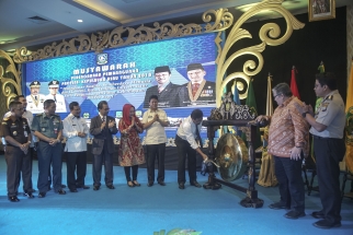 Didampingi Ketua DPRD Kepri Jumaga Nadeak, Gubernur Nurdin memukul gong tanda pembukaan Musrenbang Kepri 2018