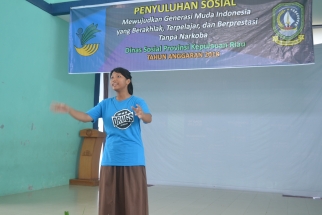 Dirigen Memandu Peserta Menyanyikan Lagu Wajib Indonesia Raya