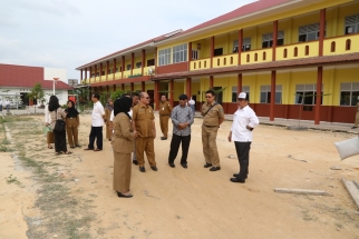 Diskusi antara Pansus LKPj DPRD Kepri, perwakilan Pemprov Kepri dan sekolah