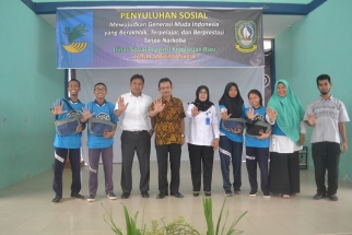 Foto Bersama Sekretaris Dinas Sosial Endang Suhara, Narasumber, Panitia dan Perwakilan Peserta
