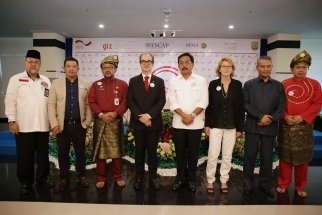 Foto bersama Gubernur Kepri Nurdin Basirun saat pembukaan lokakarya