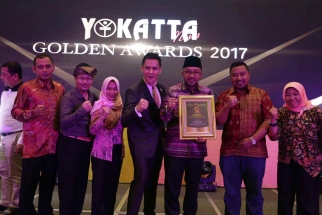 Foto bersama Kabag Humas Pemko Bobby Wijaya Satria dan Wali Kota Lis Darmansyah dengan Coky Sitohang