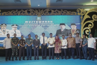 Foto bersama Ketua DPRD Kepri Jumaga Nadeak dengan Wakil Ketua DPRD dr Amir Hakim bersama Gubernur dan Wagub Kepri