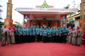 Foto bersama Ketua PKK Tanjungpinnag Yuniarni Pustoko Weni