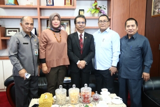 Foto bersama Komsioner dan Sekretaris KPU dengan Ketua DPRD Kepri Jumaga Nadeak
