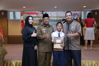 Foto bersama Lis Darmansyah dengan siswa berprestasi dan Anggota DPRD Tanjungpinang M Syahrial