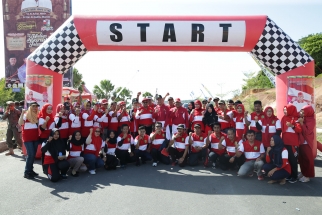 Foto bersama Lis, Syahrul, Riono dengan panitia kegiatan