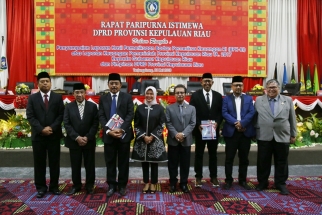 Foto bersama Pimpinan DPRD Kepri, Gubernur dan Anggota V BPK RI