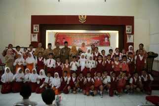 Foto bersama Wali Kota Lis Darmansyah dengan para siswa SD se Tanjungpinanh