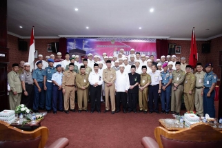 Foto bersama dalam acara penyambutan haji