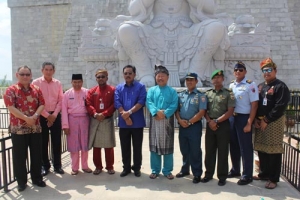 Foto bersama dengan para pejabat dan tamu undangan usai acara peresmian