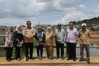 Foto bersama jajaran Komisi III DPRD Kepri dengan PUPR disela kunjungan