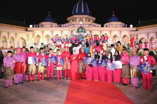 Foto bersama kafilah Tanjungpinang dengan Lis Darmansyah