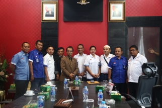 Foto bersama pengurus DPP LSM Berlian dengan Ketua DPRD Kepri Jumaga Nadeak