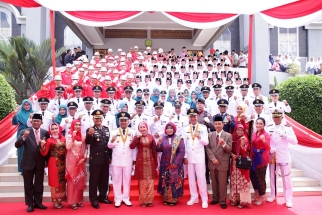 Foto bersama wali kota dengan para camat dan lurah serta pengibar bendera