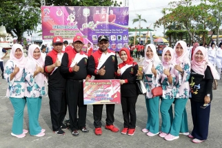 Foto bersama wali kota dengan pemenang lomba gerak jalan 8 kilometer