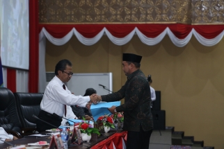 Fraksi Demokrat menyerahkan Pandum kepada Ketua DPRD Kepri Jumaga Nadeak