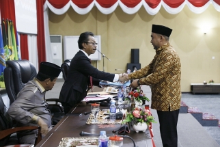 Fraksi Demokrat menyerahkan pandangan akhir fraksi ke Ketua DPRD Kepri