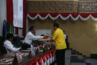 Fraksi Golkar menyerahkan pandum kepada Jumaga Nadeak