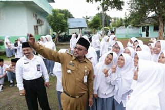 Gaya Lis saat swa foto dengan siswa