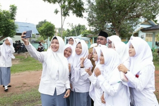 Gaya Wali Kota Tanjungpinang Lis Darmansyah saat swa foto dengan siswa