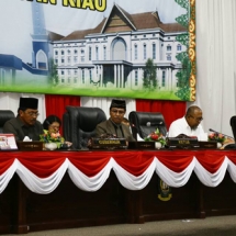 Gubernur Kepri H Nurdin Basirun, Ketua DPRD Jumaga Nadeak bersama Wakil Ketua DPRD Kepri Rizki Faisal saat memimpin rapat paripurna