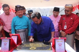 Gubernur Kepri, H Nurdin Basirun menandatangani prasasti peresmina Vihara Patung 1.000