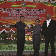 Gubernur Kepri H Nurdin Basirun saat menyerahkan dokumen LKPJ tahun 2016 kepada DPRD Kepri