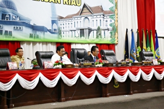 Gubernur Kepri Nurdin Basirun bersama Ketua DPRD Kepri Jumaga Nadeak