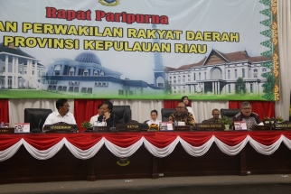Gubernur Kepri Nurdin Basirun bersama Pimpinan DPRD saat sidang paripurna