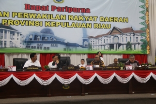 Gubernur Kepri Nurdin Basirun bersama Pimpinan DPRD saat sidang paripurna