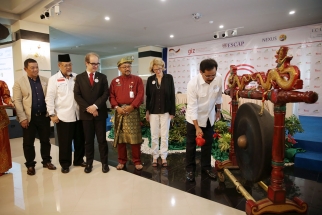 Gubernur Kepri Nurdin Basirun memukul gong sebagai tanda lokakarya dibuka