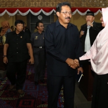 Gubernur Kepri Nurdin Basirun menyalami anggota DPRD Kepri